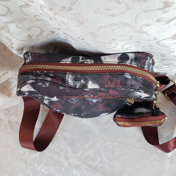 Heart shape Scull & Roses Crossbody bag & Change purse. Adjustable strap - Picture 12 of 13